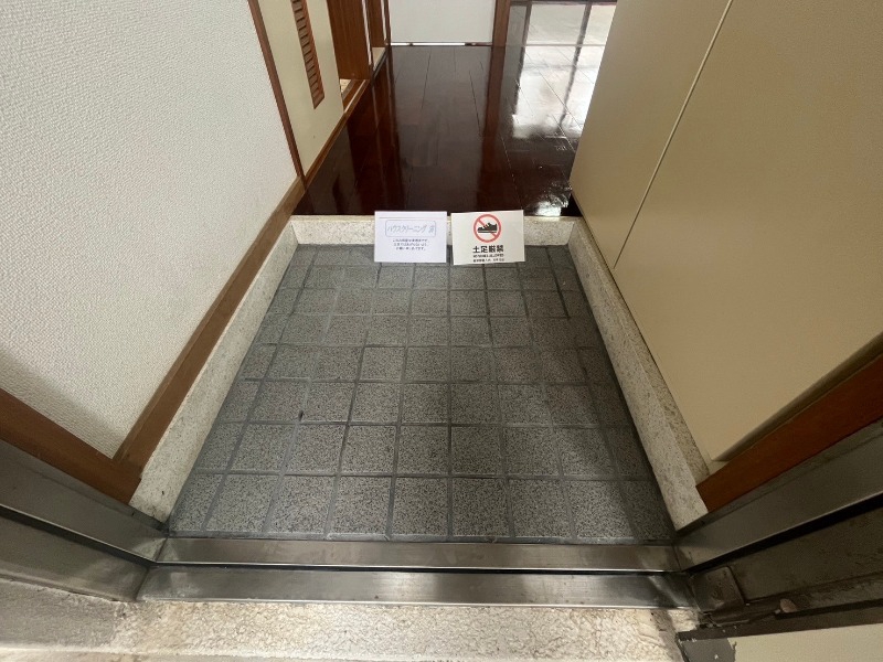 宜野湾市 5階建 築31年の玄関写真
