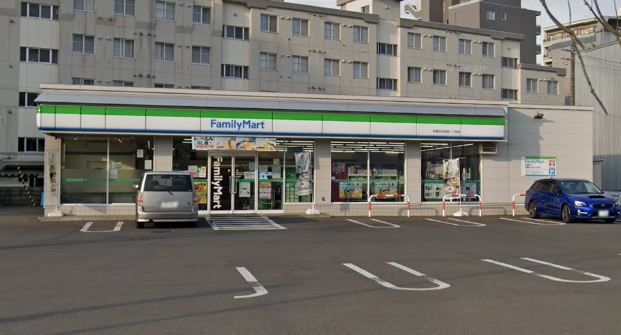 コンビニ　ファミリーマート札幌大谷地西1丁目店（コンビニ）まで184m