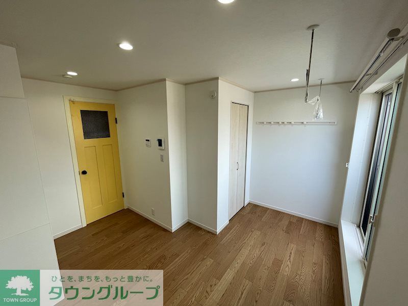 建物外観　白が基調の明るい室内は、梁（はり）がアクセントでお洒落です♪