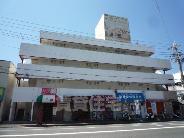 東大阪市下六万寺町のマンションの建物外観
