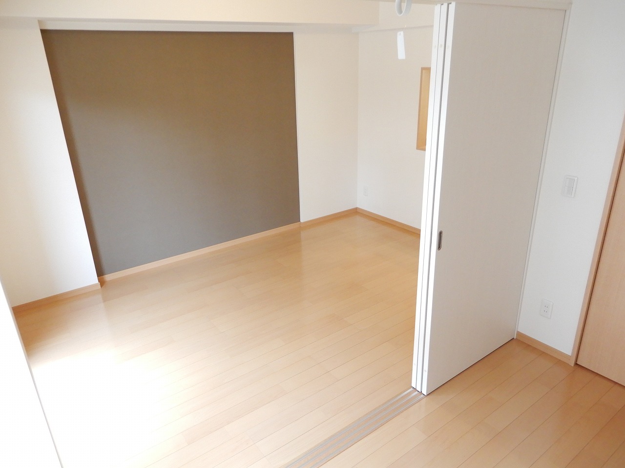 その他部屋・スペース　洋室からリビング