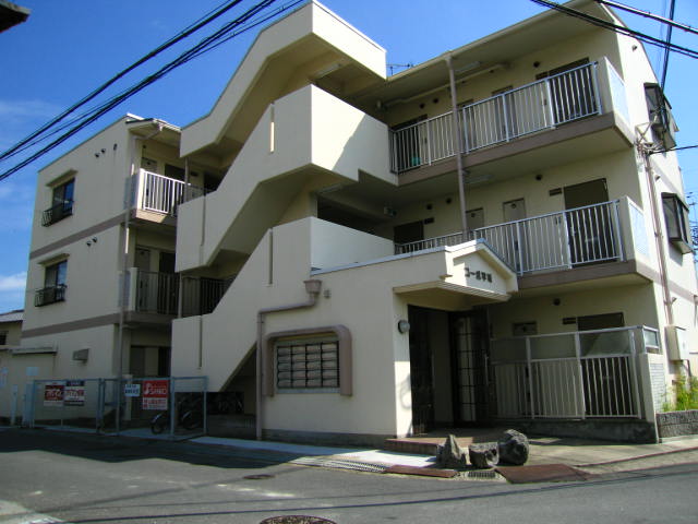 奈良市山陵町のマンションの建物外観