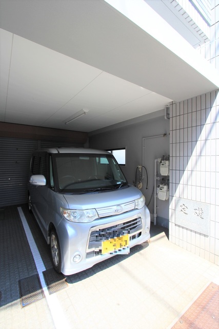 【松山市三番町のマンションの駐車場】