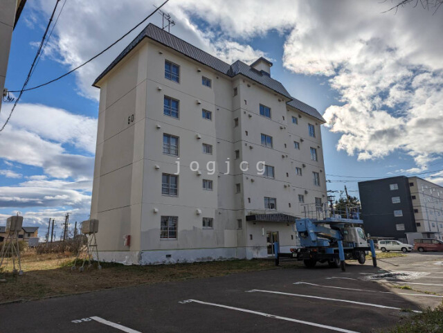 【苫小牧市しらかば町のマンションの建物外観】