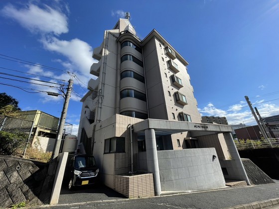 広島市西区草津梅が台のマンションの建物外観