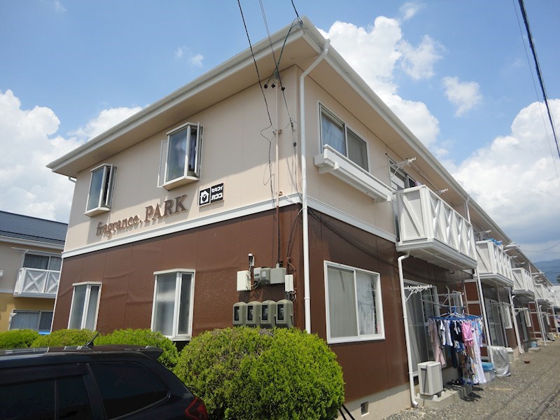 松本市村井町北のアパートの建物外観