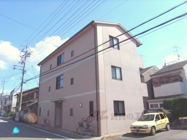 京都市山科区四ノ宮大将軍町のマンションの建物外観