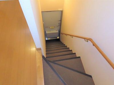 居室・リビング　カーテンやテーブルも備え付けです