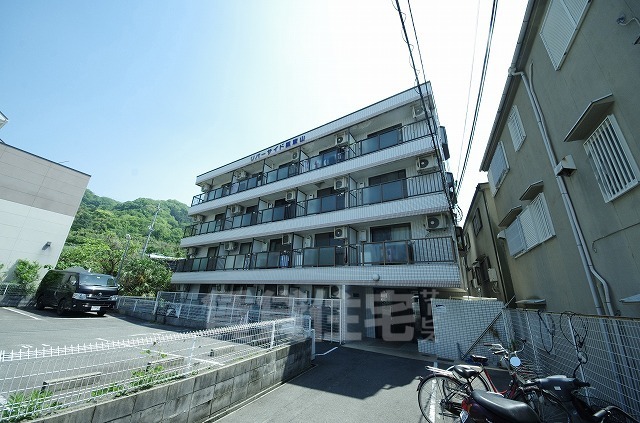 【東大阪市横小路町のマンションの建物外観】