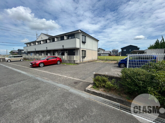 【大阪狭山市東野西のアパートの駐車場】