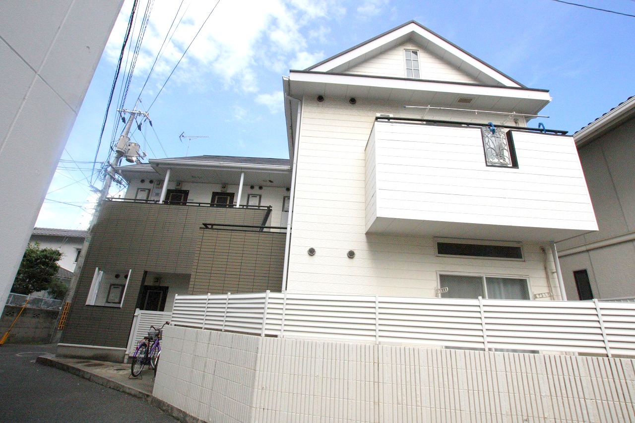 岡山市北区鹿田本町のアパートの建物外観