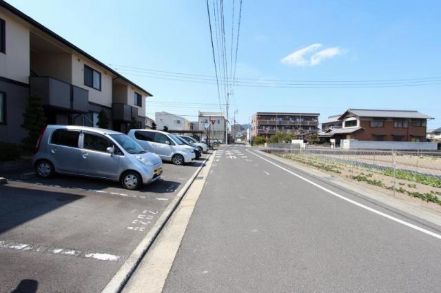 【セジュール松縄　Ｂ棟の駐車場】