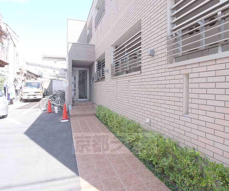 【京都市伏見区深草西浦町４丁目のアパートのエントランス】