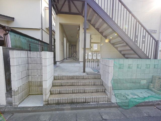 【所沢市弥生町のアパートのエントランス】