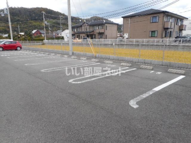 【御坊市湯川町小松原のアパートの駐車場】