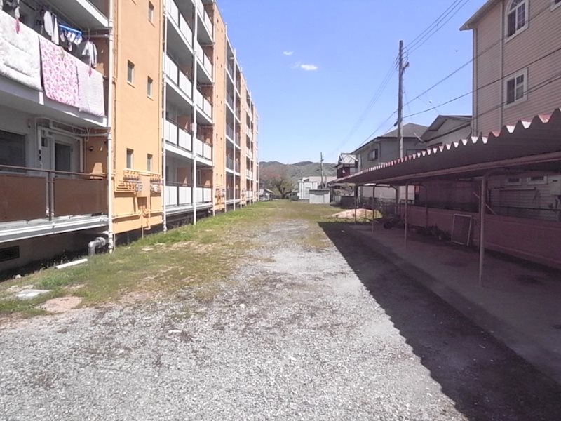 【赤穂郡上郡町山野里のマンションの駐車場】