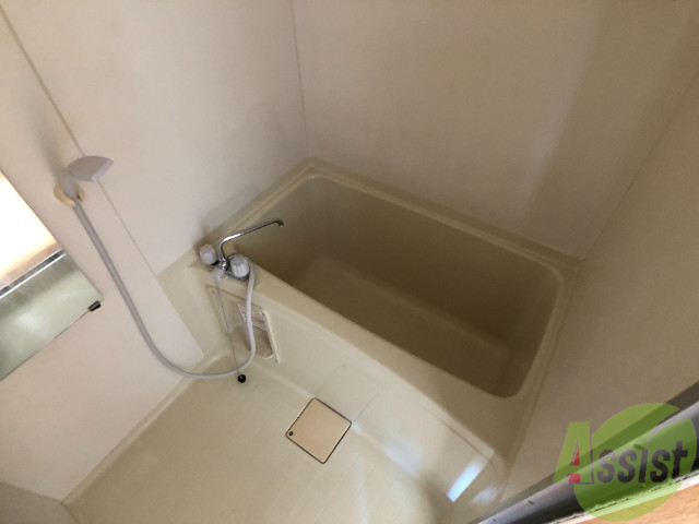 バス・シャワールーム　浴室は狭すぎず、シャワーも浴びやすそうです。