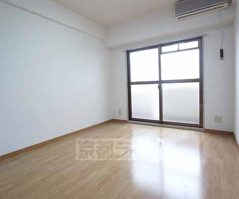 居室・リビング　天井が高いので部屋が広く感じます。