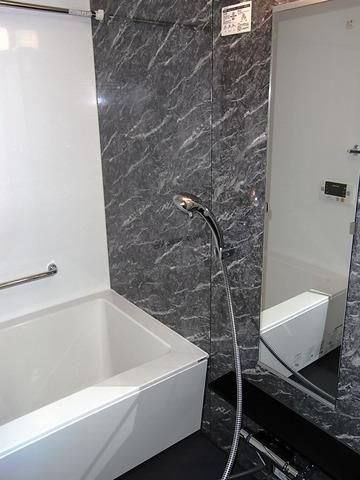 バス・シャワールーム　ゆったりとしたバスルーム（浴室乾燥機付き）