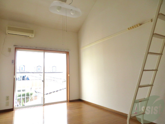 居室・リビング　６．５帖の洋室です。広々として、きれいですね。