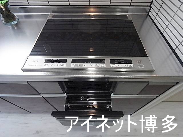 その他設備　ラジエントヒーター３口にグリル付のシステムキッチン