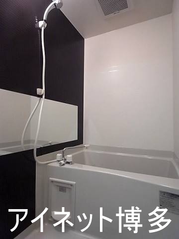 バス・シャワールーム　アクセントカラーがオシャレなバスルーム