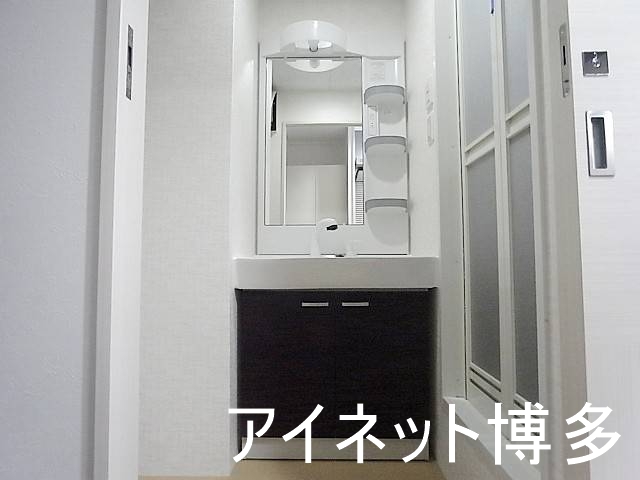 洗面設備　朝の身支度はこちらのシャンプードレッサーで