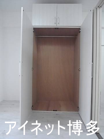 収納　クローゼットに全身鏡が付いているので便利です