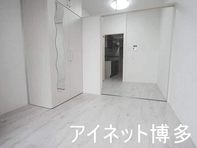 居室・リビング　白基調で明るい印象のお部屋です