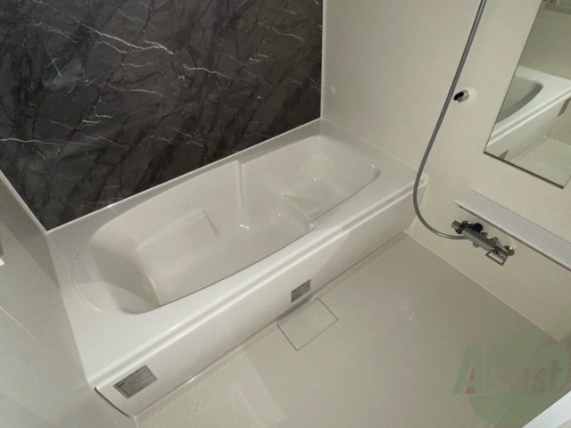 バス・シャワールーム　バスルームはこちら、追い焚き機能もあり広い浴槽がいいですね