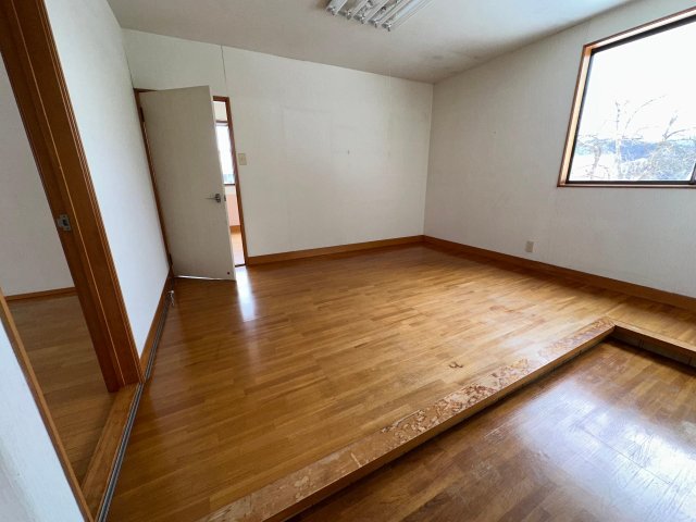 その他　2階の階段を上がると、広々としたスペースがあります。