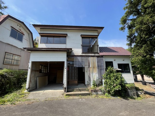 建物外観　車庫付き、閑静な集落に所在する一戸建てです。