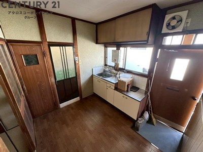 居室・リビング　床色が落ち着いた色合いで、とてもきれいです。