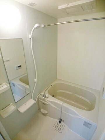 バス・シャワールーム　コンパクトで使いやすいお風呂です