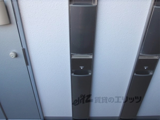 玄関　新聞受け、傘立て