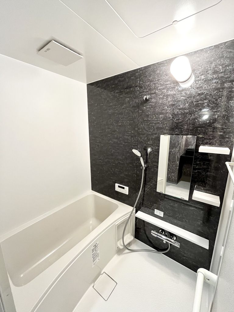 バス・シャワールーム　※代表タイプ（反転）の写真のため実際と異なる場合がございます