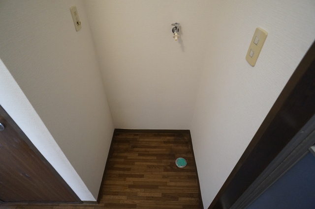 その他　洗濯機置き場は室内にあるので雨に濡れる心配はありません。