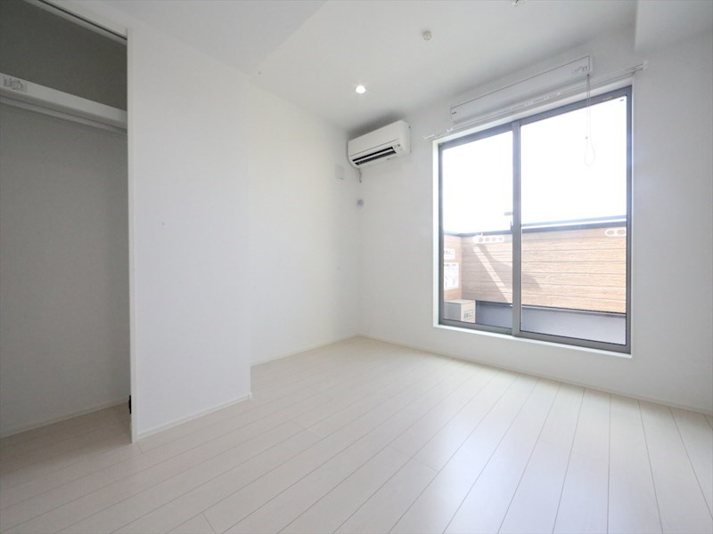 居室・リビング　洋室6.3帖　エアコン完備　クローゼット付　バルコニー