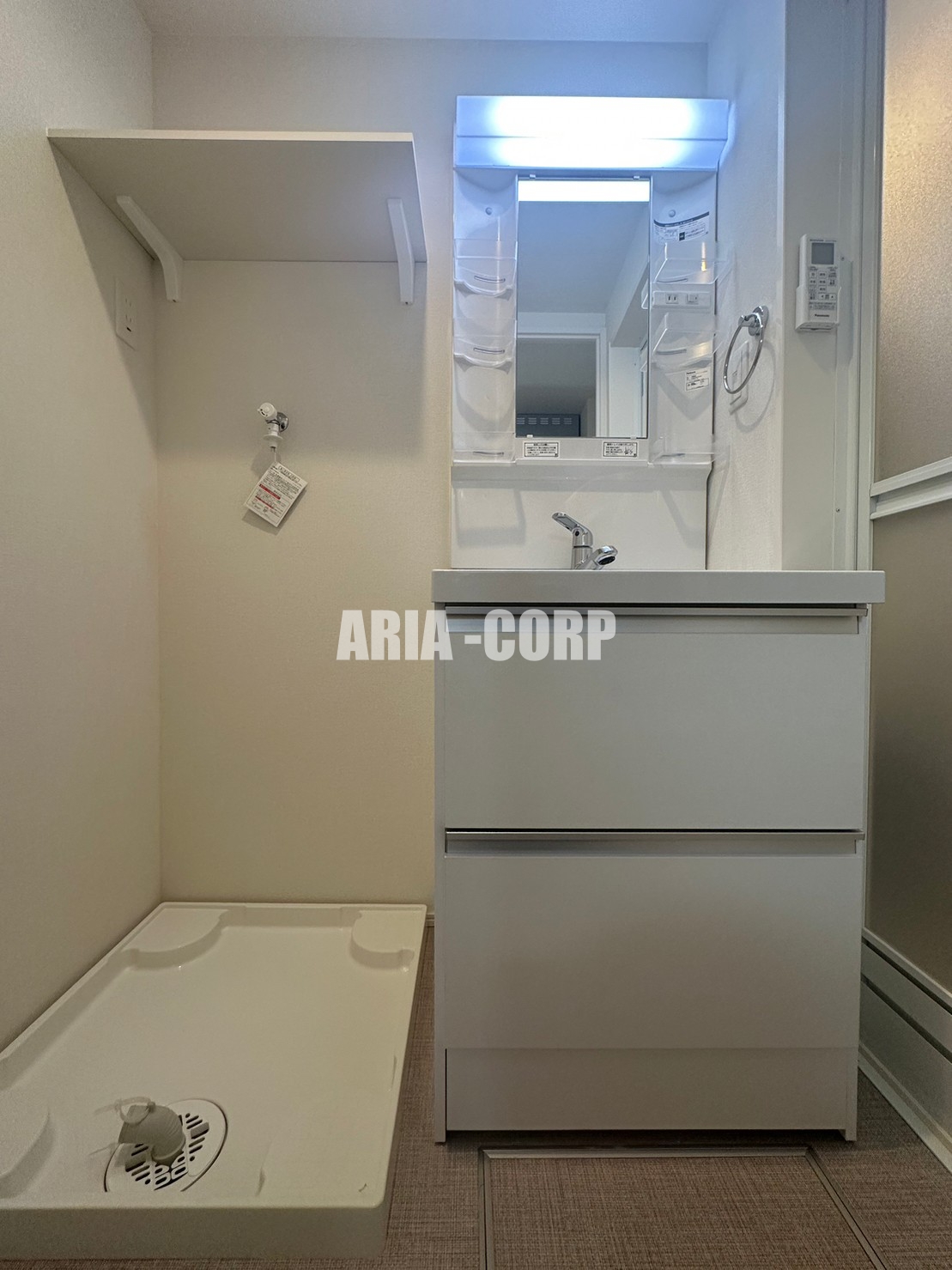 洗面設備　独立洗面台はシャワーヘッドタイプで洗髪や手入れに〇です