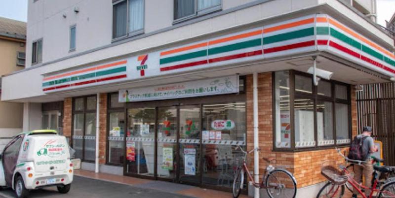 コンビニ　セブンイレブン（コンビニ）まで130m