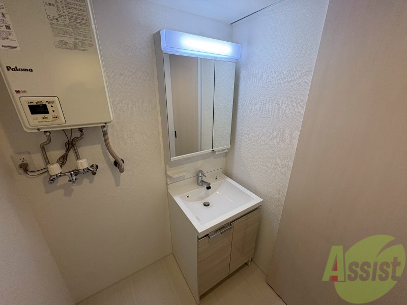 洗面設備　大きくて使いやすそうな独立洗面台になっています。