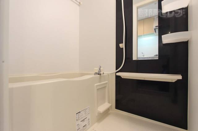 バス・シャワールーム　備え付けの棚もあります。