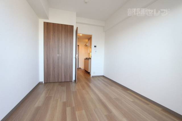 居室・リビング　床の色合いがおしゃれです。