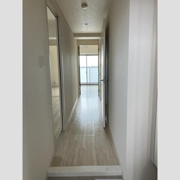 玄関　※写真は同じマンションの違う部屋のものになります。