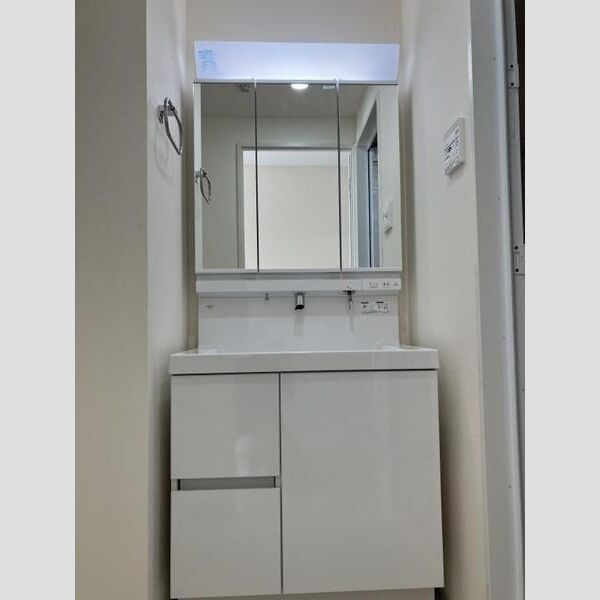 洗面設備　※写真は同じマンションの違う部屋のものになります。