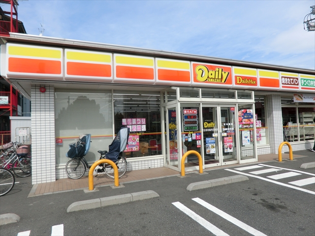 コンビニ　デイリーヤマザキ 足立谷在家月の友店（コンビニ）まで724m