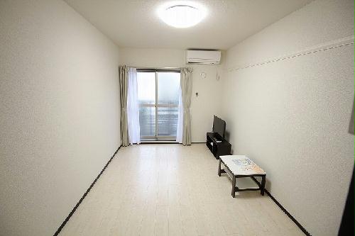 居室・リビング　落ち着く色合いのお部屋です