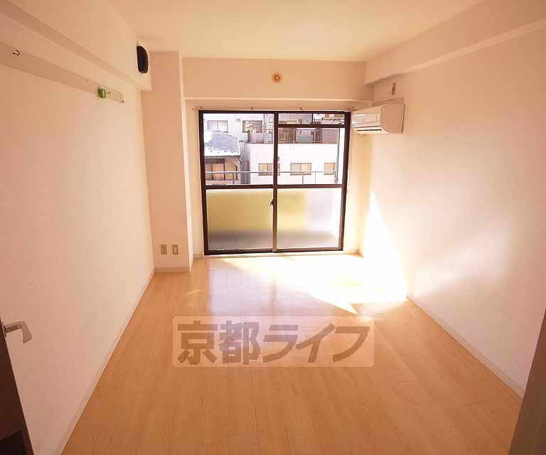 居室・リビング　南向きで明るい洋室