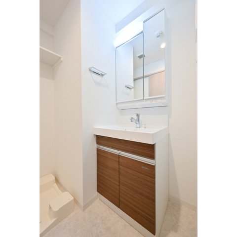 洗面設備　朝の支度にも助かる、独立の洗髪洗面化粧台