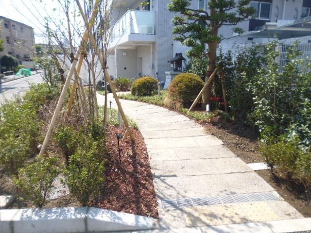 その他共有部分　★植栽も綺麗に整備されたマンションです★